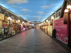 10:05
上海南から地下鉄で20分。
人民広場で下車しました。

ここは人民広場駅と地下で直結している、1930風情街です。
1930年代の街並みを再現したプチストリートになっていて、当時の外観の雰囲気を再現したカフェやヘアサロンなどが並んでいます。