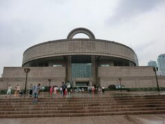 上海博物館です。
丸と四角を組み合わせた中国の宇宙観を具現したデザインがユニークな建物ですね。
上海最大規模の博物館で入館はなんと無料！
上海の歴史が詰め込まれています。
ちょっとその辺をぶらぶらしてから見学してみようかな…