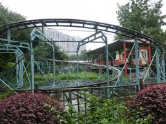 10:37
雨がシトシト降る中、人民公園を散策します。
小さな遊園地があってジェットコースターがありました。
安全性はいかに？
