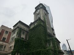 10:48
旧上海美術館です。

かつて競馬場のクラブハウスだった建物が図書館となり、その後美術館となりましたが、惜しくも2012年末に閉館となってしまいました。
1930年代の英国建築の姿がそのまま残っています。