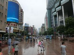 11:05
人民広場から外灘までの南京東路にやって来ました。
上海で最も賑わう繁華街で、創業100年以上の老舗も多い歩行街になっています。


