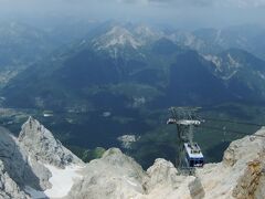 4日目 (7/11)

ドイツとオーストリアの国境にそびえるZugspitze（2,962m）にロープウェイで登りました。10分程とあっと言う間です。
