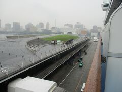 横浜の大桟橋から小雨の中を出航です。


◎旅行の行程
7/17（金）午後、横浜出港
7/18（土）終日クルージング
7/19（日）釧路　入・出港
7/20（月）知床半島クルージング
7/21（火）コルサコフ　入・出港
7/22（水）小樽　入・出港
7/23（木）函館　入・出港
7/24（金）青森　入・出港
7/25（土）終日クルージング
7/26（日）午前、横浜入港、下船

