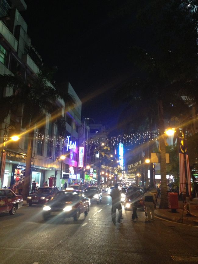 渋滞にはまったので、ホテルに付く頃には真っ暗。<br /><br />バスはKLセントラルまでなので、そこからはタクシーです。<br />タクシーの運転手さんは、有名なホテル以外は知らない方が多いので、ホテルの住所と地図は必須です。