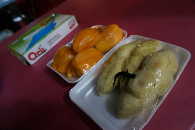 手前が、ドリアン。<br />オレンジ色のが、ジャックフルーツ。<br />奥がビニール手袋。<br /><br />ジャックフルーツは、今まで食べたことのない食感で、サクサクしゃきしゃきの食感。トロピカルな香りで甘くてすっごく美味しい！<br /><br />ドリアンは…友人は、口に持って行く前にギブアップ(笑)<br />私は、パック半分くらい食べました。ドリアン、あんまり味しなかった…<br />匂いも思ってたより強くないし…腐った玉ねぎみたいな香りがかすかに漂う感じ？<br />むにゅむにゅしてて、食感も不思議。<br />思ったより、ぜーんぜんパンチ力なかったです(笑)<br />ただ、種類によって全く味が違うらしいので、いつか最高級品種の「猫山王」に再チャレンジしようと思います。