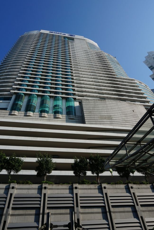 ヒルトンクアラルンプールに到着！<br /><br />ここで、私の妹と待ち合わせします。<br />妹はミャンマーへ向かうトランジットで、クアラルンプールでの待ち時間が長いため、待ち合わせして観光＆ランチの約束をしているのです。<br /><br />無事合流を果たし、タクシーで国立モスクを目指します！<br />