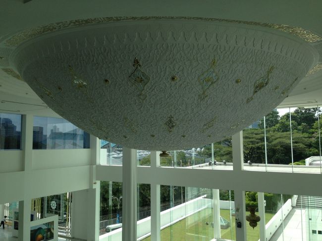 イスラム教は偶像崇拝が禁じられているので、建物とか装飾がとても緻密で美しいです。