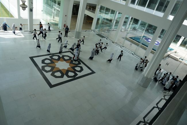 急に下が騒がしくなったなと思って吹き抜けを見てみると、たくさんの子供たちが！