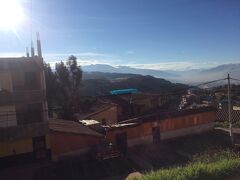 タクシーでポロイ駅に向かうところ。
真ん中に見えるのがサクサイワマンらしい。