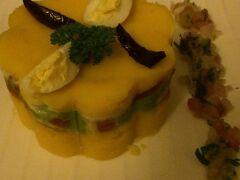 よく分からずに頼んだらきたのがこれ。
上と下がポテトで真ん中がマグロとアボカド。
暖かいもの欲しかったけど冷たかった。失敗。