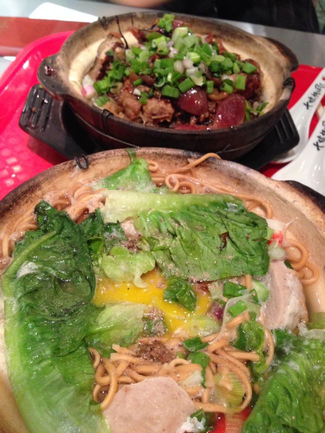 お昼ごはんはフードコートで鍋焼きの麺とクレイポットライス。