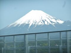 　これは新東名自動車道からの富士山です。大きくてきれいです。まだまだ雪もいっぱいです。