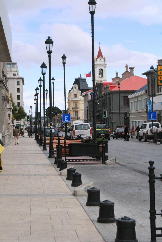 プンタ・アレーナスに到着。<br />宿を確保したら、午後のペンギン観光の情報集めに出発。