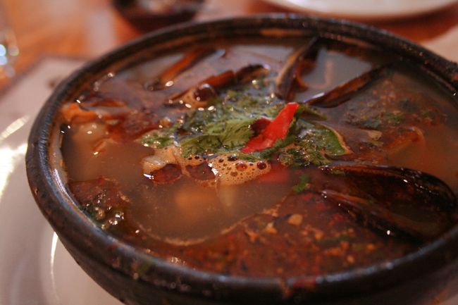 シーフード・スープも具がたくさんで、ほんのり辛味があって体もポカポカ♪<br />全旅行中の食事ナンバーワン。<br />ジュース入れても、計CLP$8,200＋チップ。