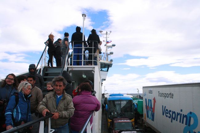 甲板をうろうろしてたら、いきなり波が！油断禁物。