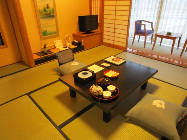 旅館なので和室です。<br />これも苦手なんだなぁ…<br /><br />鍵はすでにお部屋に置いてあったので仲居さんが入ってくることもないと安心してたんですがエレベーター前であった仲居さん、夫のお腹を見るなり「大きい浴衣お持ちしますね」・・・って<br /><br />仲居さんが戻ってくるまで着替えも荷物整理もできません、<br />気を利かせてお茶まで入れてくださることもあり貴重な時間が無駄になるのでできるだけ旅館には泊まらないようにしています。