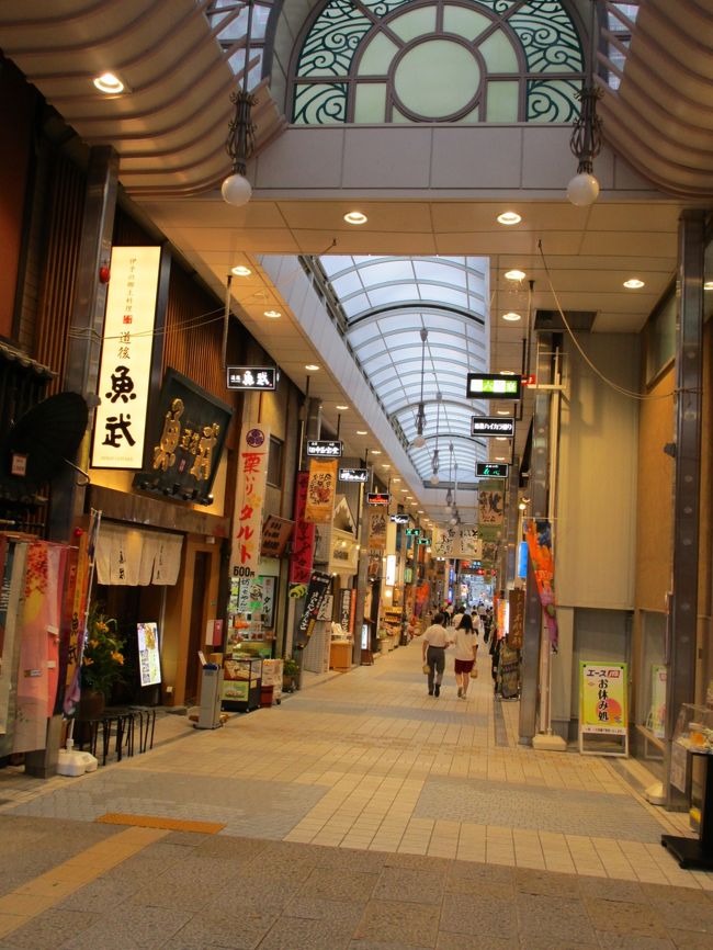 商店街を駅に向かって散策