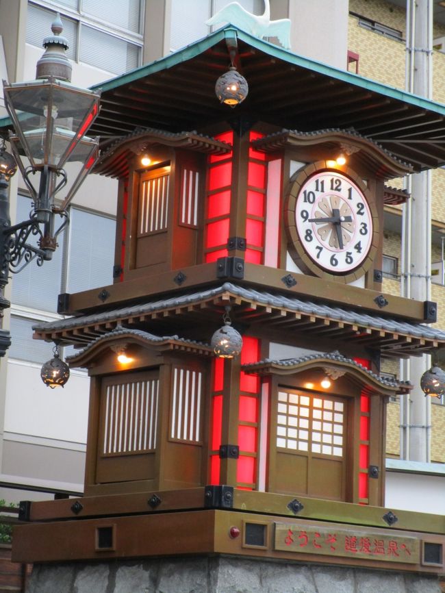 からくり時計、<br />すぐそばに足湯もあります。