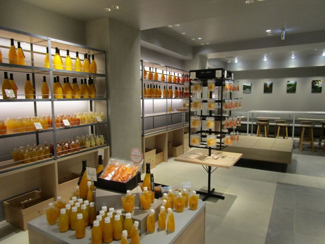 ちょっとおしゃれなみかん製品のお店<br /><br />ジェラートやドリンクもあり店内でも食べられます。<br />ｼﾞｭｰｽやゼリー、ドライフルーツやクッキーなどしゃれてるんですがどれもかなり高めのお値段設定<br /><br />ｼﾞｭｰｽやゼリーもちびっこ用なら別ので十分なのでこちらでは姫様用のだけ買いました。
