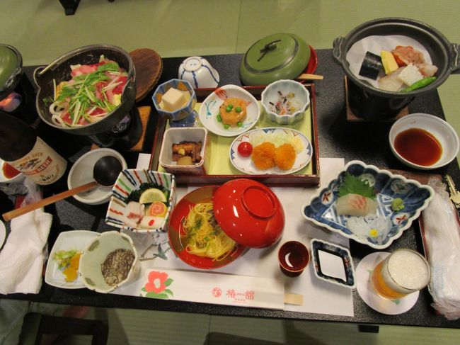 夕食<br />キャンセルが出た分ガラガラの大広間でゆったりと配置されてました。<br /><br />この手の夕食も苦手なんだなぁ・・<br />基本家でも作れるものばっかり、味も濃いめ<br />うどんすきと陶板焼き、そうめん一気に食べるとかなりしんどいです。<br />台風サービスでビール一本付き、…だけじゃ足りないのでお酒はもちろん追加です。<br /><br />この後お吸い物や茶わん蒸しまで来たのでご飯はお断りしました。