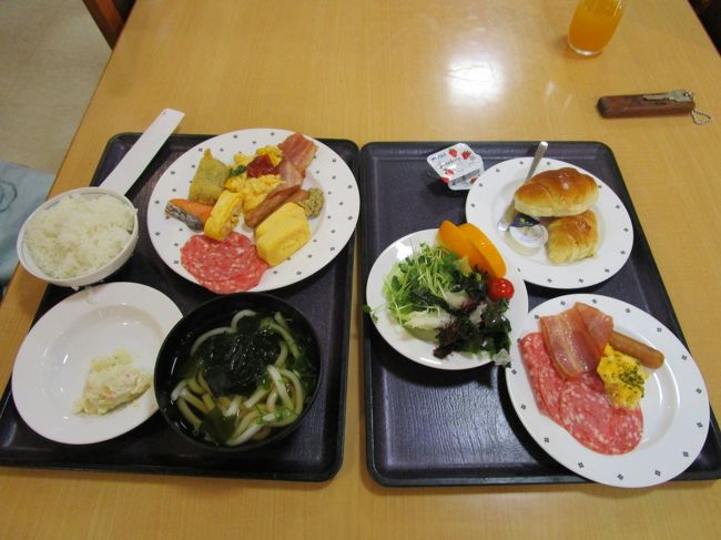 台風並みのいびきに悩まされほとんど眠れずに朝を迎え朝食<br /><br />バイキングなので味付けのないものをとってきます。<br /><br />朝からうどんにごはん、しっかりお代わりも取ってきてました。<br />来年は浴衣お相撲さん用になるかもね・・