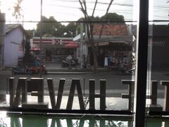 ホテルのレストランからの眺めはこんな感じです。
隣と向かいにコンビニが、歩いて数分の所にビンタンスーパーも有って買い物には便利だと思います。