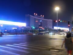 瀋陽での最後の夜はグロリアプラザホテル、ホテル前に見えた瀋陽駅です。