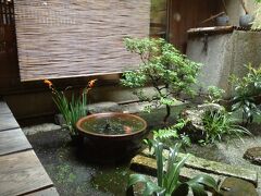 昼食後、今なら空いてるかもと、大極殿栖園さんに来ました。
甘味屋さんには、食事時をねらってくるに限る！すぐ入れましたよ〜