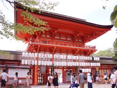 上賀茂神社から下鴨神社までタクシーで移動すること約10分。
表参道ではなく婚礼受付所の横で、車が入れる一番近いところで降ろしていただき楼門へ☆