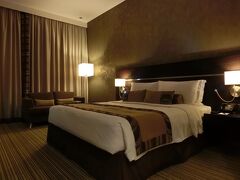 空港から１０分くらいで
今回のお宿「オリックス ロタナ ドーハ Oryx Rotana Doha」へ。

客室はブラウンのインテリアでまとめられシックです。
トランジットの数時間の滞在なんてもったいない。
ＥＸＰＥＤＩＡで料金を調べたら１泊２万円以上してました。