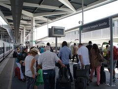 　Valencia Joaquin Sorolla駅に到着。あっという間です。この区間はまだ開通して5年にも満たない新しい路線。かなりの区間で300km/hを出していました。ただ、300km/hになると、それなりの振動を感じました。
　コインロッカーに荷物を預け、Valencia市内に出ます。