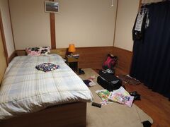 ※部屋汚くてごめんなさい※

わたしのせいで夕飯時間にも若干影響が出てしまい、他のお客さんにも迷惑をかける。
本日は私の他に女性２人組が宿泊していました。

お宿は「風の散歩道」さん
２食付き１泊５６００円

お部屋はこんな感じでシングルルームあり、テレビ、エアコン完備。鍵付き。
（１人料金追加なしです）