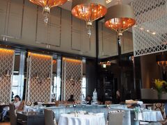 ２８階・・・ホテルのレセプションのあるフロアにイタリアンレストラン「ピャチェーレ」があります。

案内されたのは・・・ガラス張りの明るく眺めのいいレストラン。