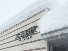 JR大石田駅から銀山温泉までは宿の送迎車で約40分。大石田駅の時点でもう雪が、すごい。