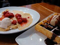 右:ブリュッセル風ワッフルにチョコソースとアイス
左:クレープにイチゴソースとアイス
初めて食べたけどおいしい。クレープとワッフルだと、やっぱり有名なワッフルの方がおいしいかも。
