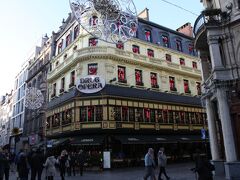 毎年豪華な飾り付けが人気のカフェ。