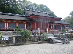 休ｹ岡八幡宮
南大門を出た南に薬師寺を守護する休ケ岡八幡宮があります。寛平年間（889〜898）に大分県宇佐から現在地に勧請［かんじょう］されました。現在の社殿は慶長8年（1603）の建物です。社殿は全体に西面し、本殿・脇殿とも小高い石積みの壇上に建っています。社殿の西、前庭の西側にある座小屋は修復が多いものの、社殿とほぼ同じ時期の建物で、中世に始まった宮座が受け継がれている貴重な歴史文化遺産とされています。