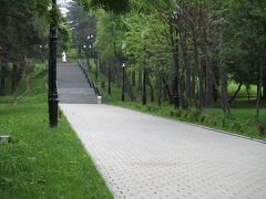 栄光の広場（旧樺太神社跡）です。
かっての鳥居のあった階段を上ると広場に抜けられ、そこには旧ソ連軍の戦車や機関砲が飾られていました。

今は無いそうですが、樺太神社の本殿跡や宝物殿はここから更に山を登った先にあったそうです。

ユジノサハリスクはかつて、帝政ロシアの囚人の流刑地でした。
現代では豊富な天然ガスと石油資源により新興都市となっています。