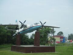 コルサコフからユジノサハリンへ向かう途中で見かけた、町の郊外にある空港への入り口には飛行機が飾られていました。