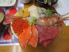 ＪＲ小樽駅そばの三角市場で海鮮丼を堪能しました。