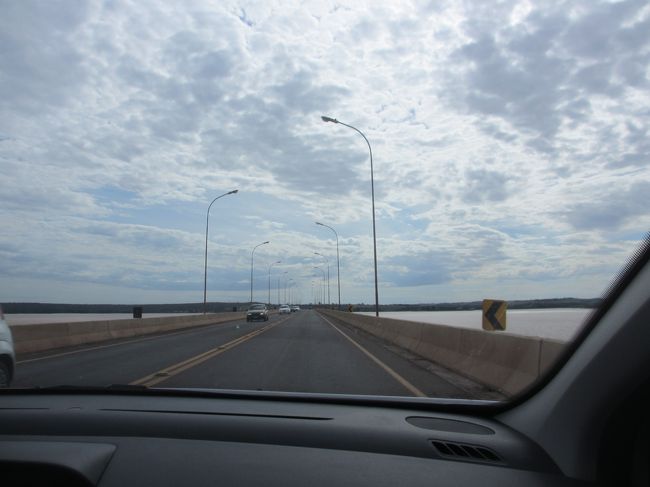 早く着き過ぎたので少し散歩<br /><br />州境のパラナ川を渡る<br />