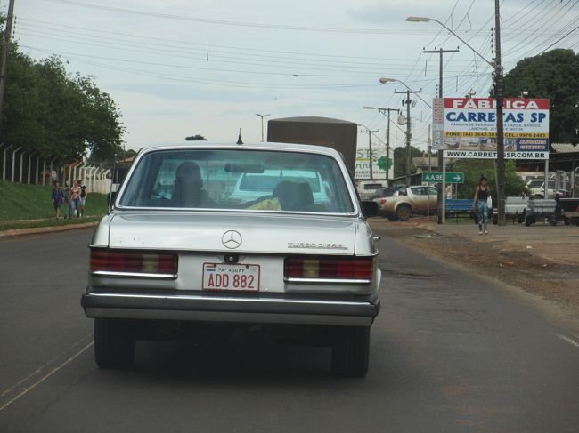 パラグアイナンバーのポンコツベンツ<br /><br />今日は橋だけ通行可、フェリーは運休してた<br />