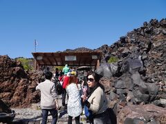 最初の寄港地、火山島です。
ここで入場料が必要とは！！！
ツアーでしか来れないのですから、別料金にしなくてもと思いますが。
まさか、手こぎボートなどで、密上陸？でもするのでしょうか。
人件費、無駄でしょう。
でも、そこがギリシャらしき無駄、悩ましい＾＾