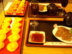 神戸の名物？明石焼きと神戸牛ステーキのセット「神戸づくし」神戸ワインも付いて1300円です。