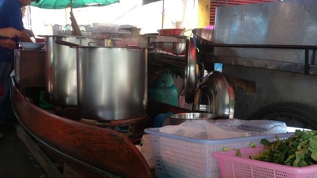 スープとお湯がグツグツしてます。