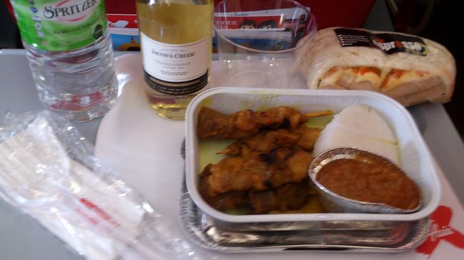 エアアジアの機内食。<br /><br />サテーをオーダーしました。<br /><br />思ってたより美味しかったです♪