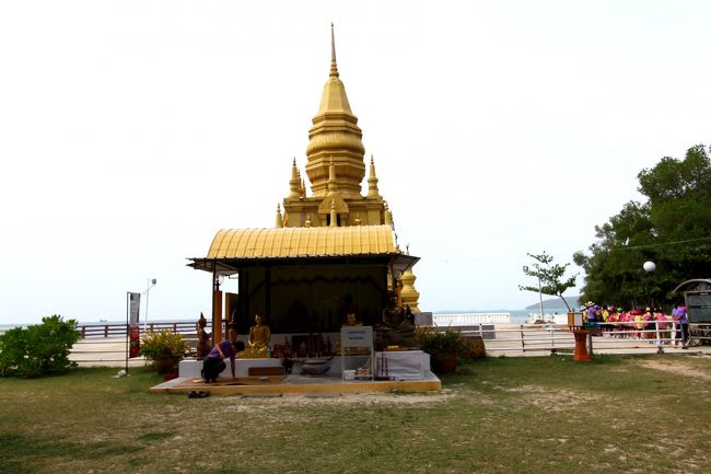 手前建物に御本尊あり<br />係の御兄さんいました。<br /><br />手を合わせ、お布施をあげて仏塔へ<br />仏塔自体は拝観料ないけど、お布施を上げて行くのが筋かなぁ〜と思うよ。