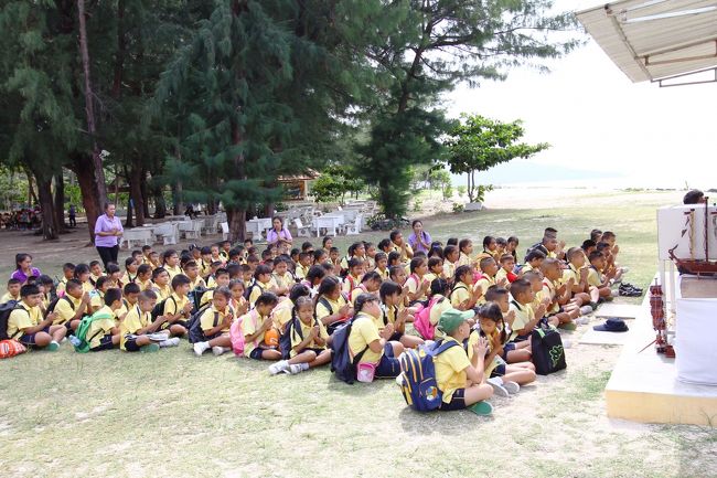 みんな良い子で、管理の御兄さんの説明聞いてます。<br />けっこう長いこと説明してるのよ。<br />