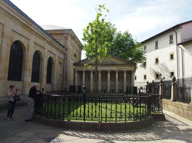 ゲルニカの木<br /><br />何代めなんだろ！？<br /><br />木の下で独立の宣誓をしたのでバスクの人にとっては大切な木みたいです。