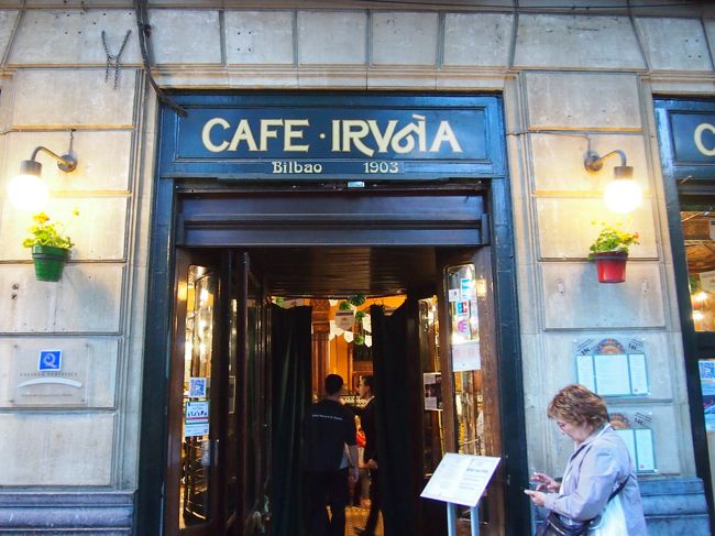 晩飯はまたバルの沢山あるエリアへ<br /><br />人がいっぱい入ってたこちらの店に決定